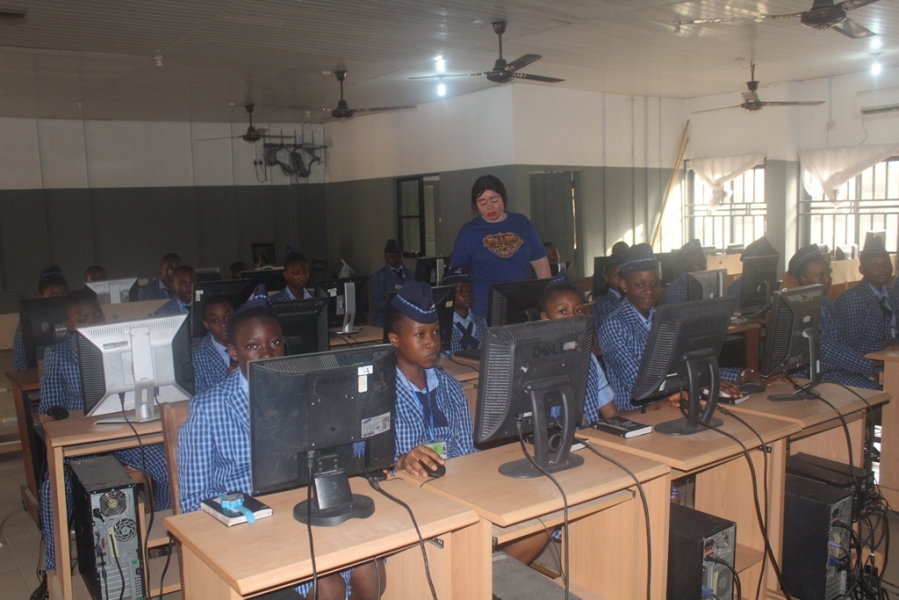 STUDENTS AT THE COMPUTER LAB